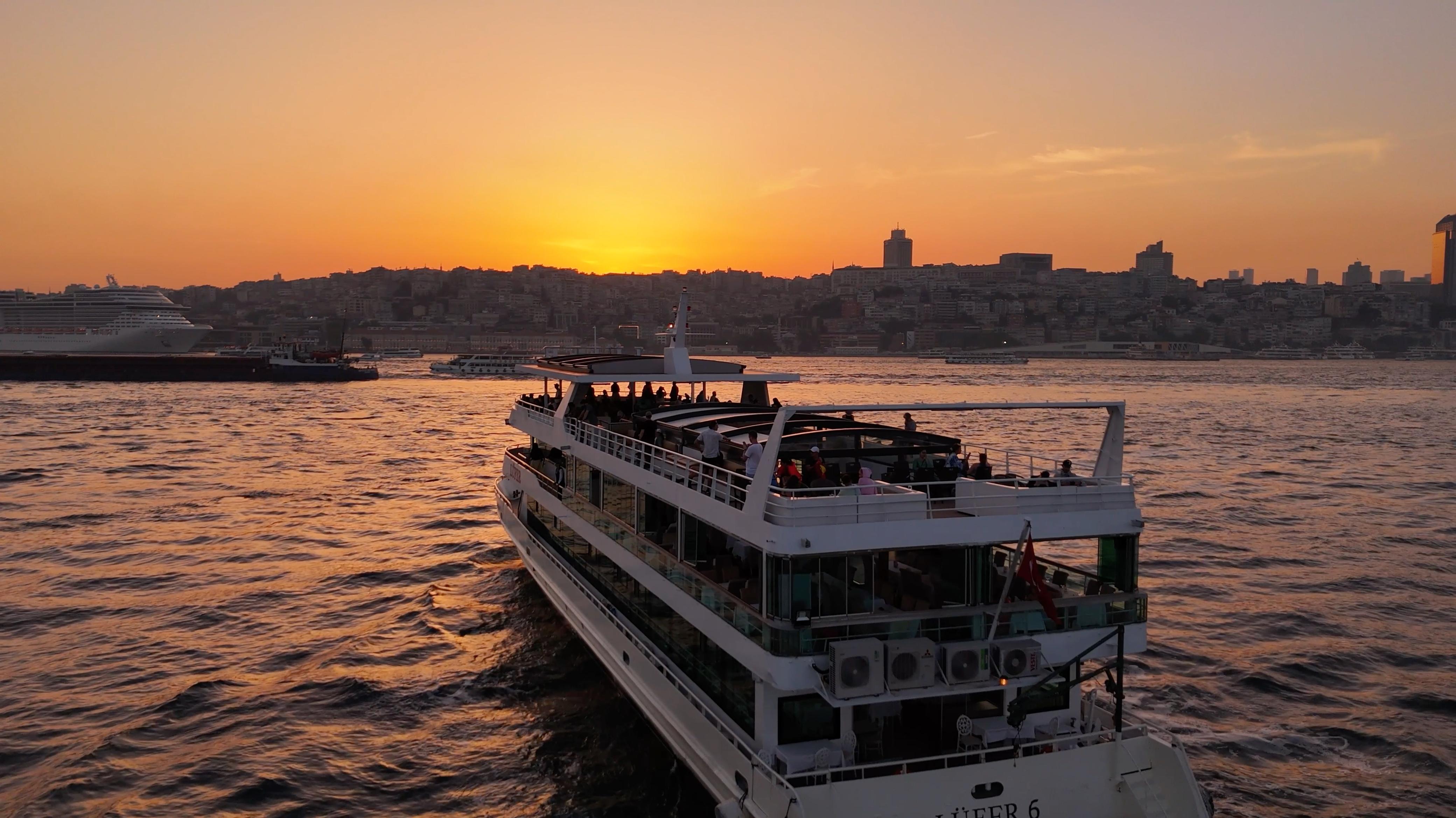 Istanbul Bosphorus Dinner Cruise with Unlimited Drinks and Shows